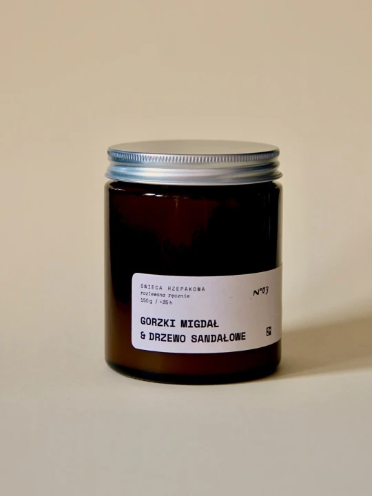 Pokrzywie - Świeca rzepakowa 03 Gorzki migdał i drzewo sandałowe.jpg